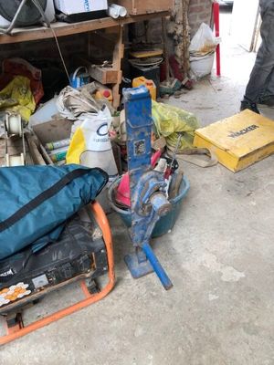 un tas d'objets qui traîne par terre dans le garage