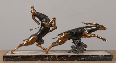 Groupe en régule à patine brune et cuivré figurant la chasse…