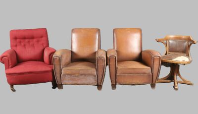 trois chaises qui sont assises l'une à côté de l'autre