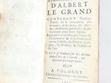 une personne tient un livre ouvert à la main, posé sur une surface blanche