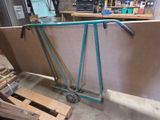 un chariot posé par terre à côté de quelques palettes