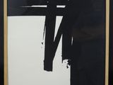 une peinture en noir et blanc représentant une croix sur fond noir