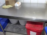 une table sur laquelle se trouvent quelques plats, dans la cuisine