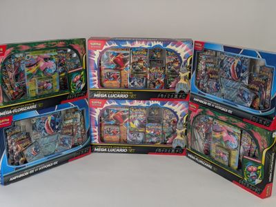 Plusieurs types de jouets sont alignés les uns à côté des autres sur une surface blanche.