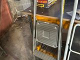 une échelle posée à côté d'une table dans un garage