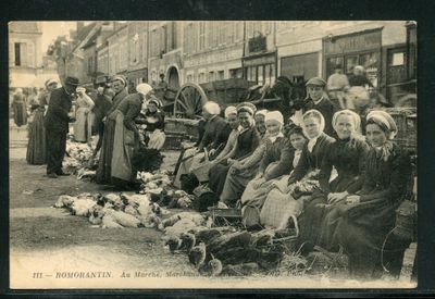 un groupe de personnes assises au bord de la rue