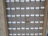 une boîte aux lettres sur laquelle sont posées de nombreuses lettres