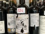plusieurs bouteilles de vin sont alignées sur un comptoir