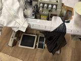 une machine à coudre posée sur une table