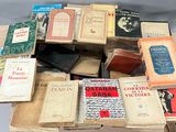 beaucoup de vieux livres posés ensemble sur une table