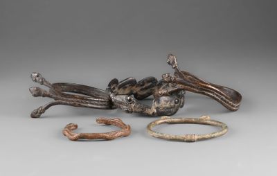 trois figurines en bronze représentant un oiseau, un serpent et un serpent