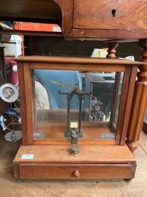 Balance de précision, caisse en bois naturel ouvrant par un …