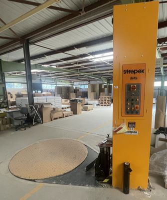 La machine se trouve au milieu d'un grand entrepôt.