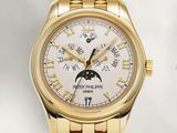 une montre-bracelet en or avec un cadran blanc et un bracelet en or