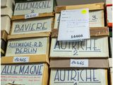 plusieurs caisses de vin sont empilées les unes sur les autres