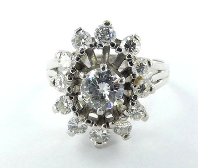 une image d'une bague en diamant sur fond blanc