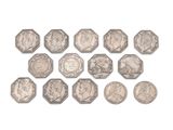 un ensemble de vingt pièces de monnaie britanniques différentes sur fond blanc