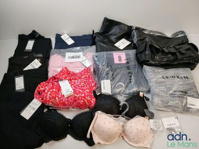 beaucoup de soutiens-gorge et de sous-vêtements posés sur une table