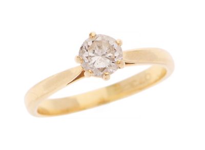 une bague de fiançailles en or jaune sertie d'un diamant