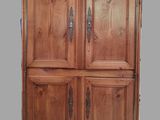 une armoire en bois avec deux portes de chaque côté