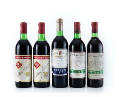 quatre bouteilles de vin sont alignées sur une surface blanche