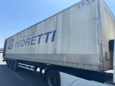 un semi-remorque qui roule sur la route