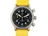 un gros plan d'une montre avec un bracelet jaune sur fond blanc