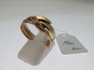 une bague en or sertie d'un diamant, à laquelle est attachée une étiquette de prix