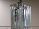 un lustre en verre suspendu au plafond d'une pièce
