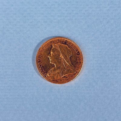 un gros plan d'un penny posé sur une surface bleue
