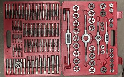 une caisse à outils rouge avec des outils sur une table