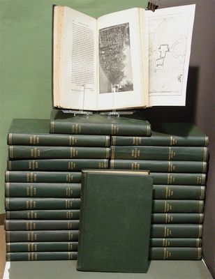 plusieurs livres empilés sur une table