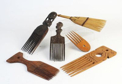 a lot of wooden combs that are sitting on a table