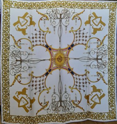une photo d'une écharpe ornée d'un motif