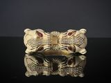 bracelet manchette plaqué or orné de pierres rouges et blanches