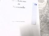 un livre sur lequel est posé un bout de papier