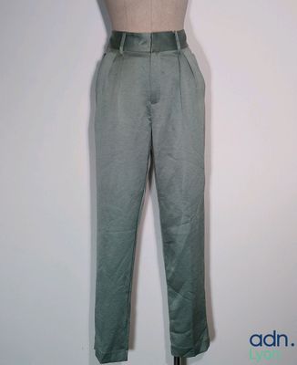 vue de dos d'un mannequin portant un pantalon et une chemise
