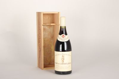 une bouteille de vin devant une caisse en bois