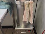 deux serviettes qui dépassent d'une machine à laver en acier inoxydable