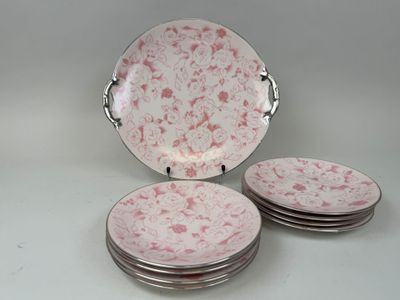 trois assiettes ornées de motifs roses et blancs, posées sur une table