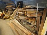de nombreuses pièces de bois empilées sur le sol d'un entrepôt