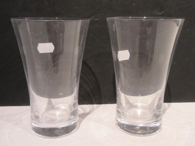 deux vases en verre transparent posés sur une table