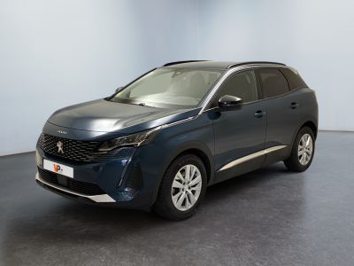 La voiture bleue est garée dans une pièce au sol noir.