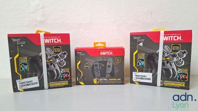 trois manettes Nintendo Wii posées côte à côte sur une table