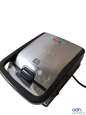 an image of a toaster that is on a white background