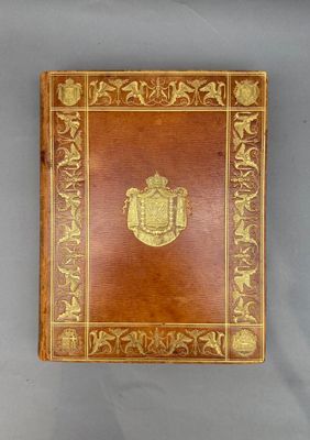 un vieux livre orné d'un emblème doré, posé sur une table