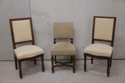 trois chaises avec dossier rembourré et dossier rembourré