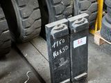 un tas de pneus posé par terre à côté d'un autre tas de pneus
