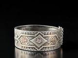 gros plan d'une bague en argent sur une surface noire