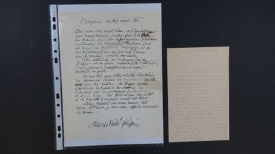 une feuille de papier sur laquelle il y a quelque chose d'écrit, à côté d'une autre feuille de papier sur laquelle il y a quelque chose d'écrit